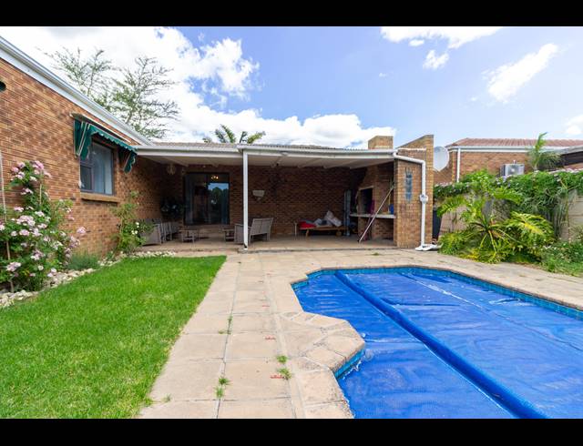 3 BEDROOM HOUSE FOR SALE IN UITZICHT
